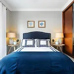 Spacious&bright2bedroom Near Beaches,sleeps 6 Lejlighed