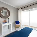 Spacious&bright2bedroom Near Beaches,sleeps 6 * 波尔蒂芒