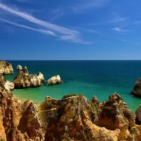 Comfortable 2-Bed Apt Central Algarve Base