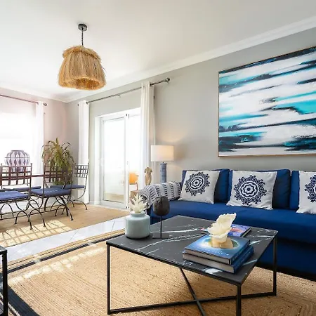 Spacious&bright2bedroom Near Beaches,sleeps 6 Lejlighed