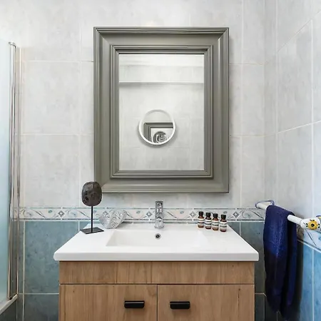 Comfortable 2-Bed Apt Central Algarve Base شقة *