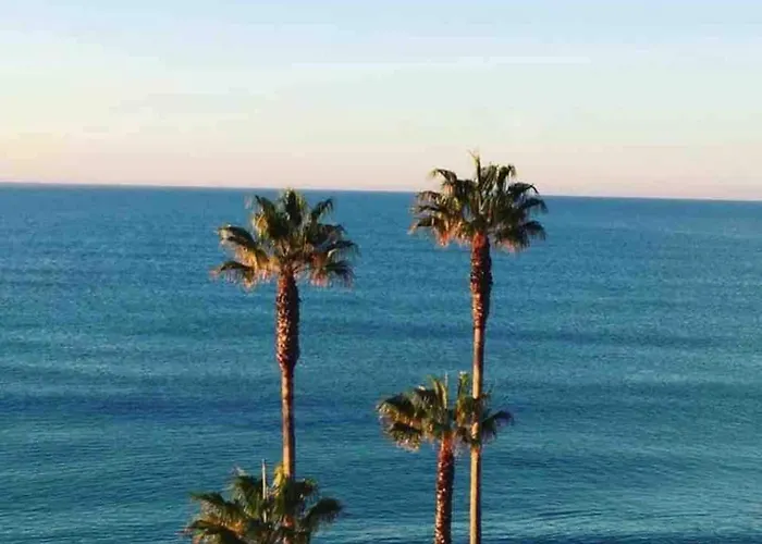 Spacious&bright2bedroom Near Beaches,sleeps 6 *