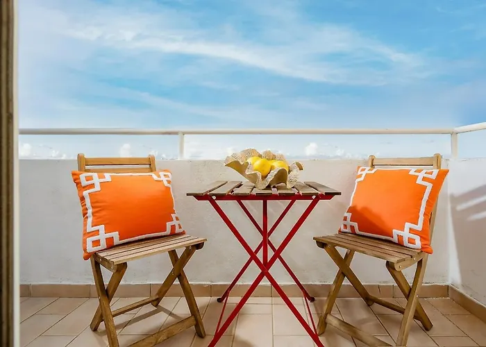 Spacious&bright2bedroom Near Beaches,sleeps 6 *